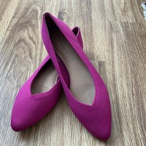 Pointy toe fuchsia knit flats
